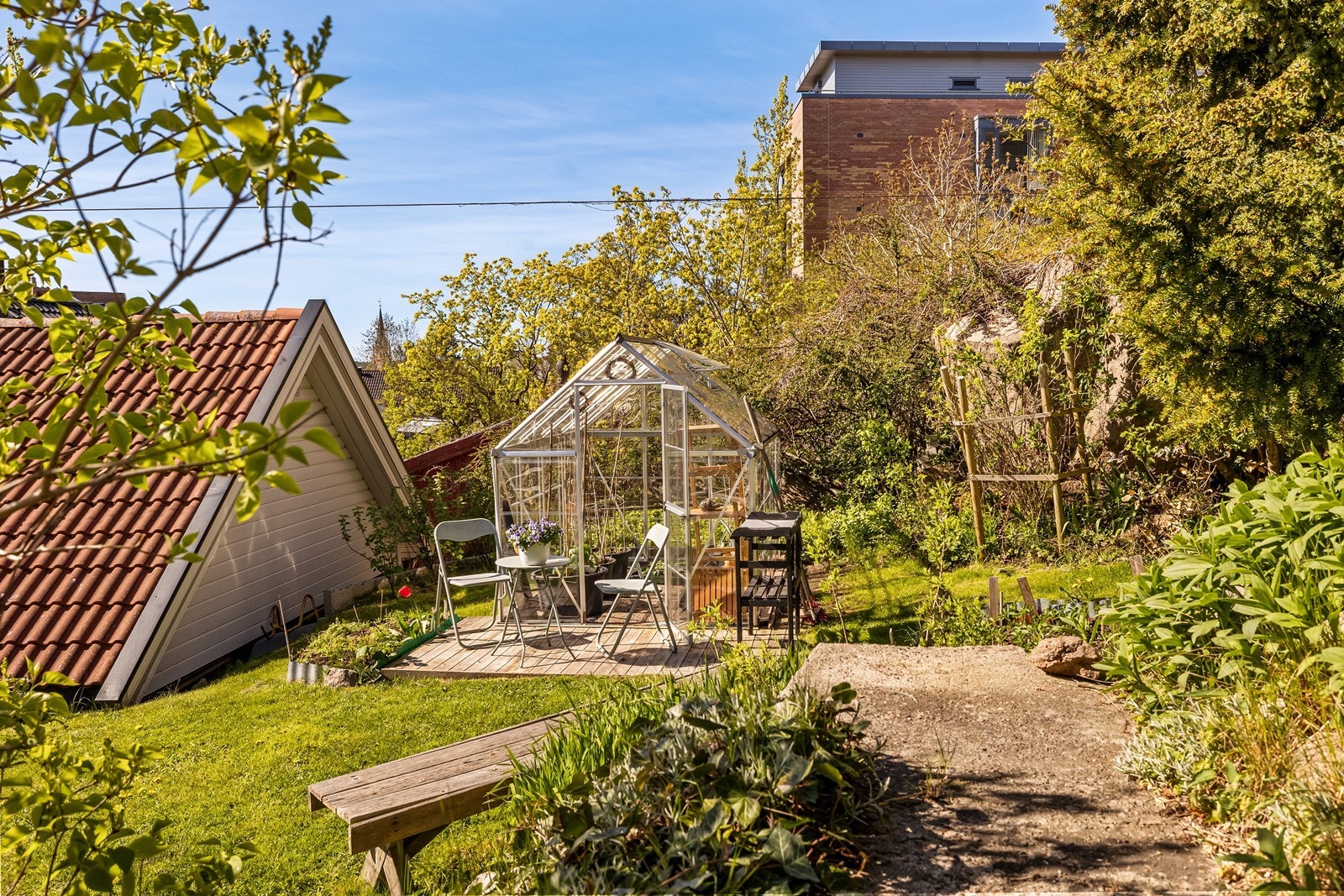 Hagen er opparbeidet med gressplen og har plass for lek og aktivitet. Galleribilde