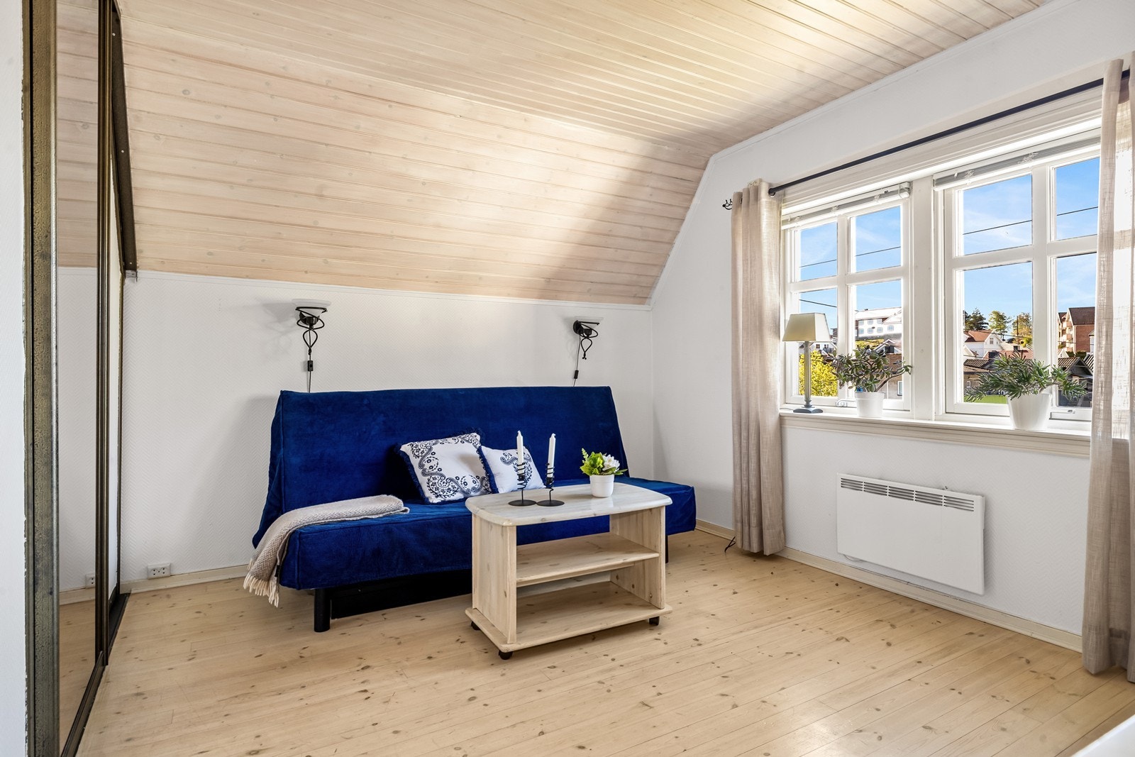 Det andre soverommet i etasjen er romslig og det er plass til en dobbeltseng. Galleribilde