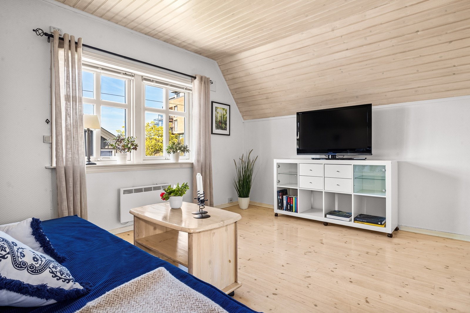 Rommet har trepanel i taket og en stor skyvedørsgarderobe. Galleribilde