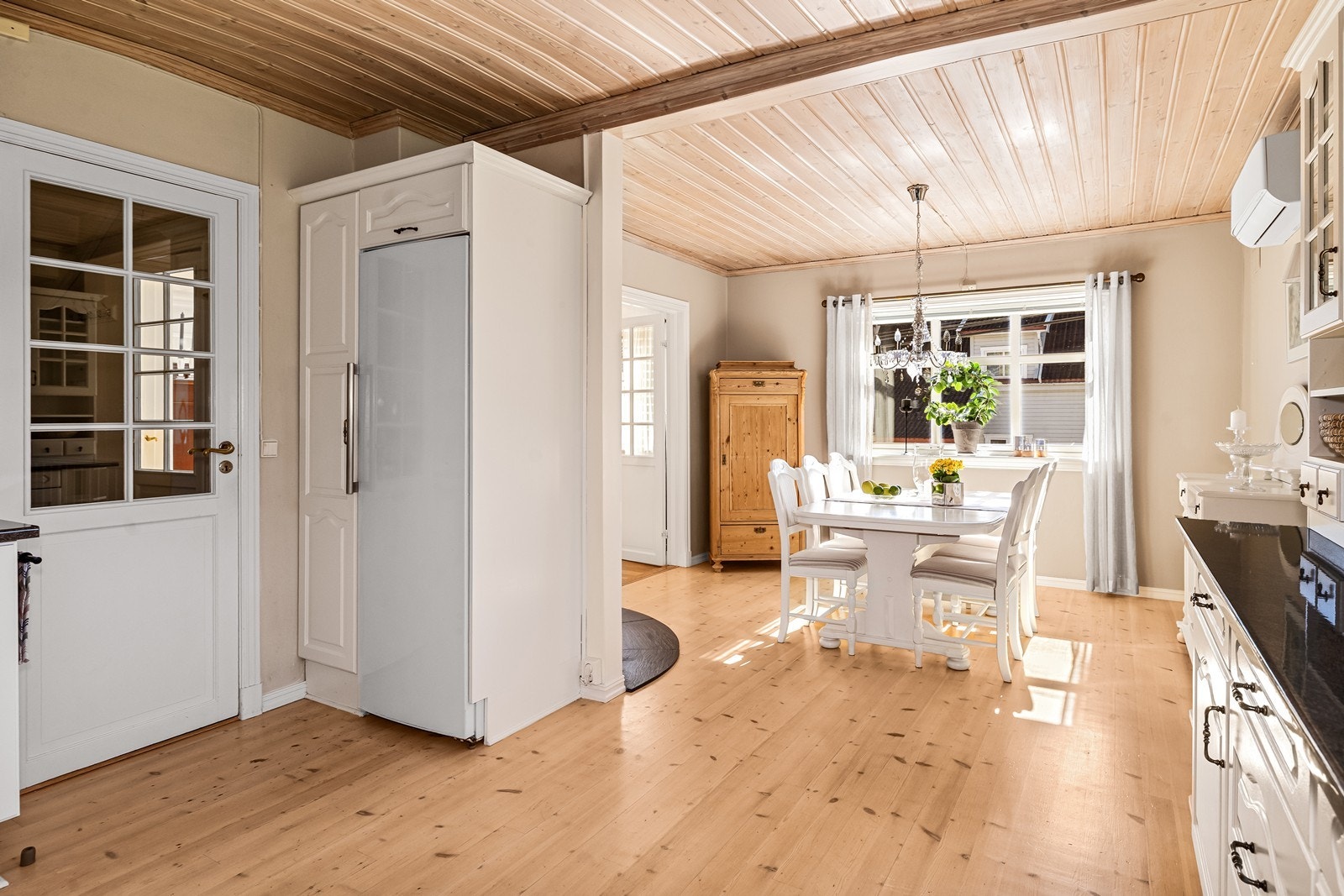 En luft-til-luft varmepumpe, montert i 2020, sørger for oppvarming. Galleribilde