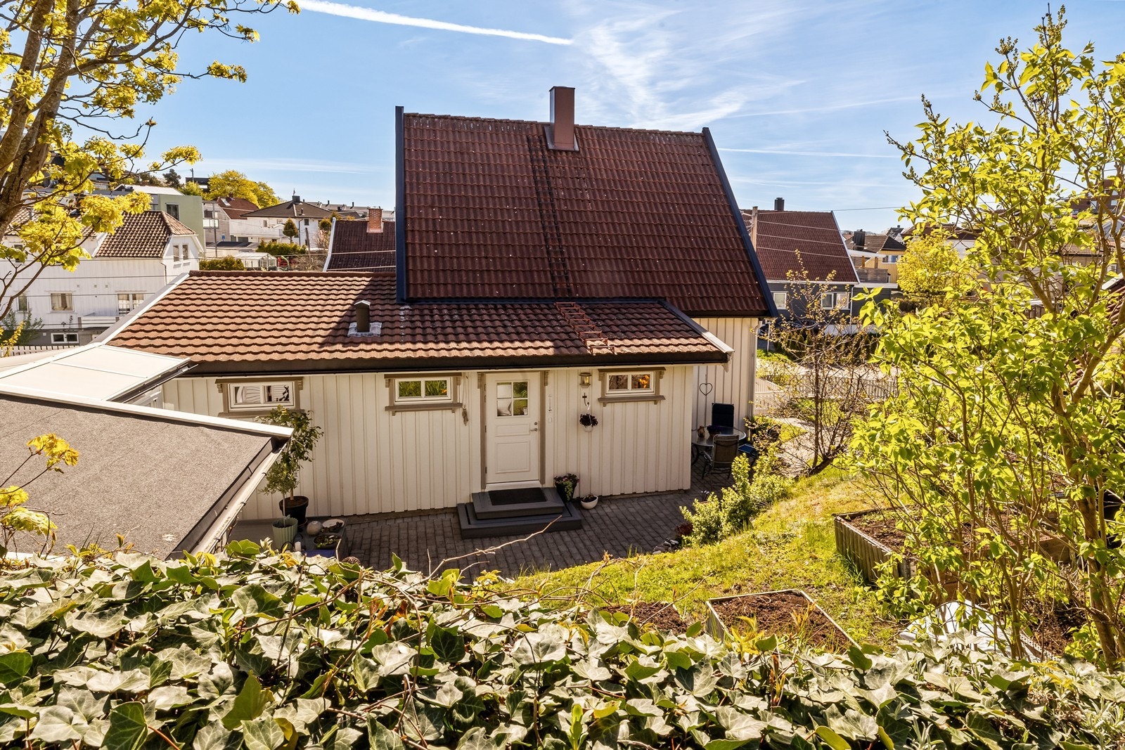 På eiendommen er det også en frittstående garasje oppført i 2004. Galleribilde