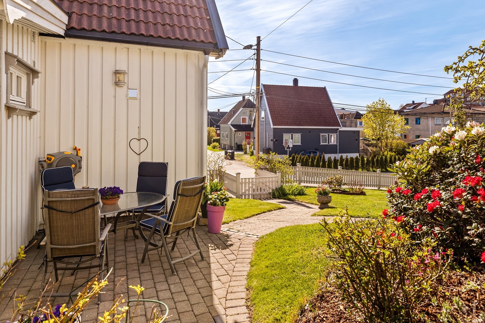 Uteplass med belegningsstein ved boligens side. Galleribilde