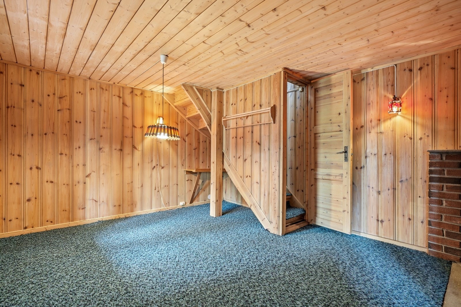 Det foreligger ikke tegninger av byggets opprinnelige utførelse. Dette innebærer at det er usikkert om innredet kjellerstue er godkjent. Galleribilde
