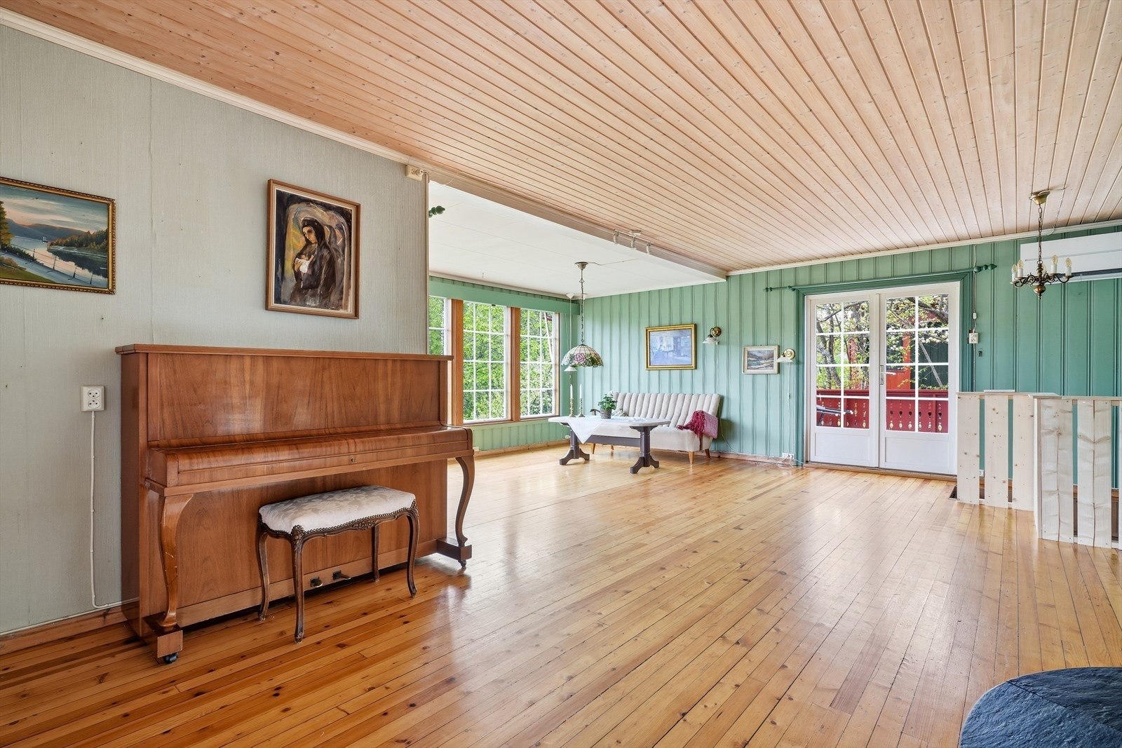 Romslig og lys stue med god plass til ulike sittegrupper. Galleribilde