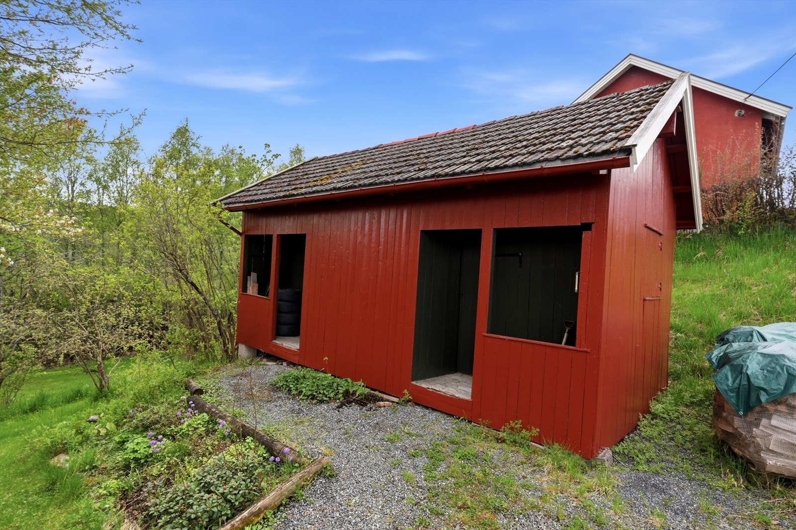 Enkel utebod med lagringsmuligheter (ved/redskaper). Galleribilde