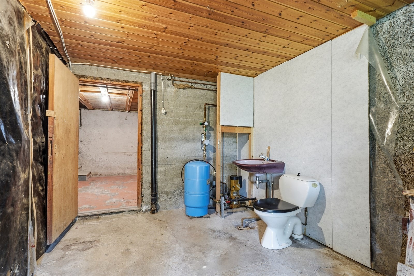 Tekniskrom med wc (det er usikkert om wc fungerer/kan tas i bruk). Galleribilde
