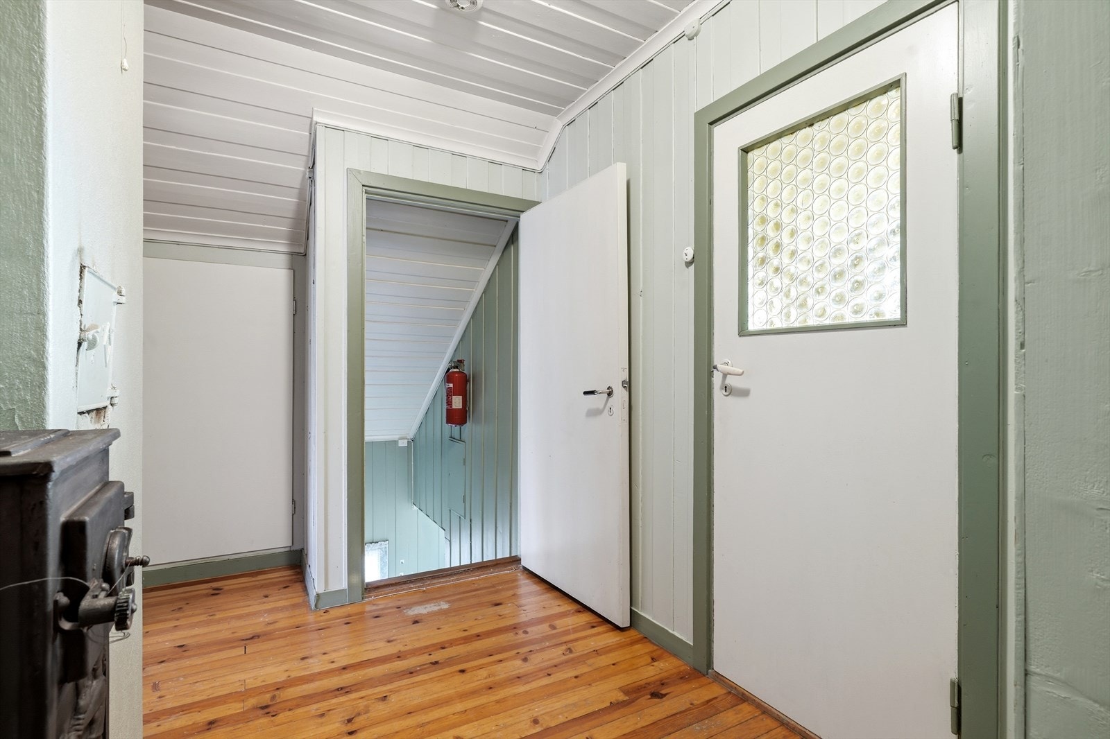 Trappegang i 2. etasje som leder inn til to soverom. Galleribilde