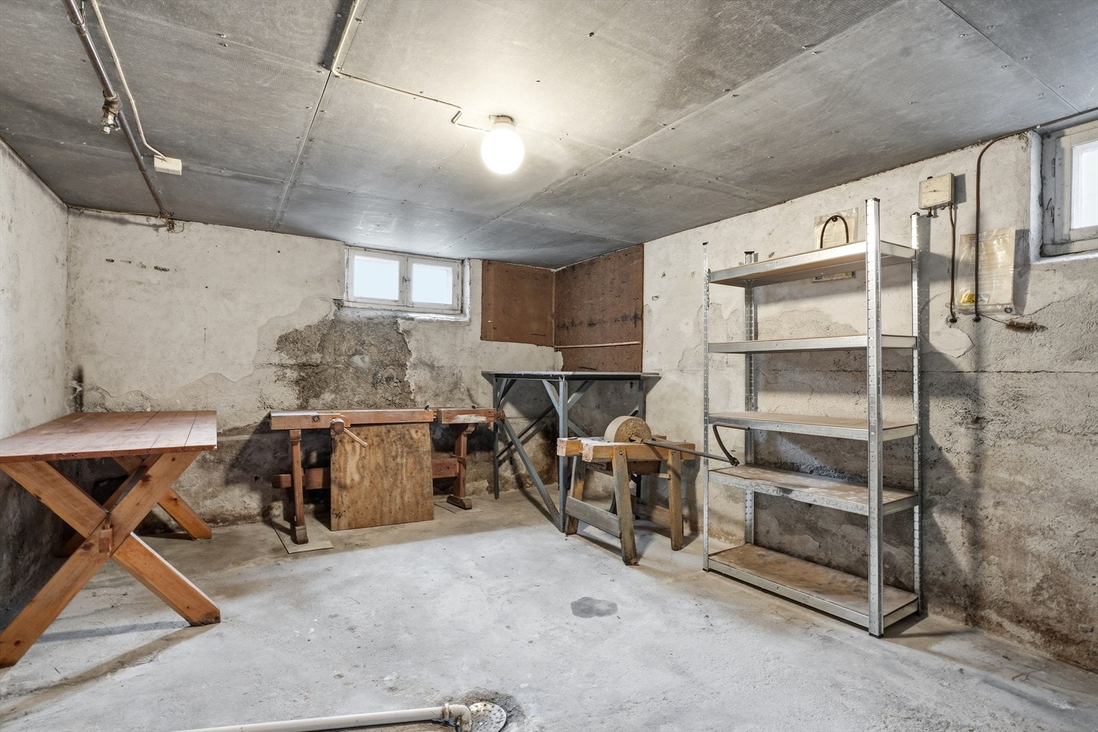 Dreiebenk/benker og hyller medfølger i salget. Galleribilde