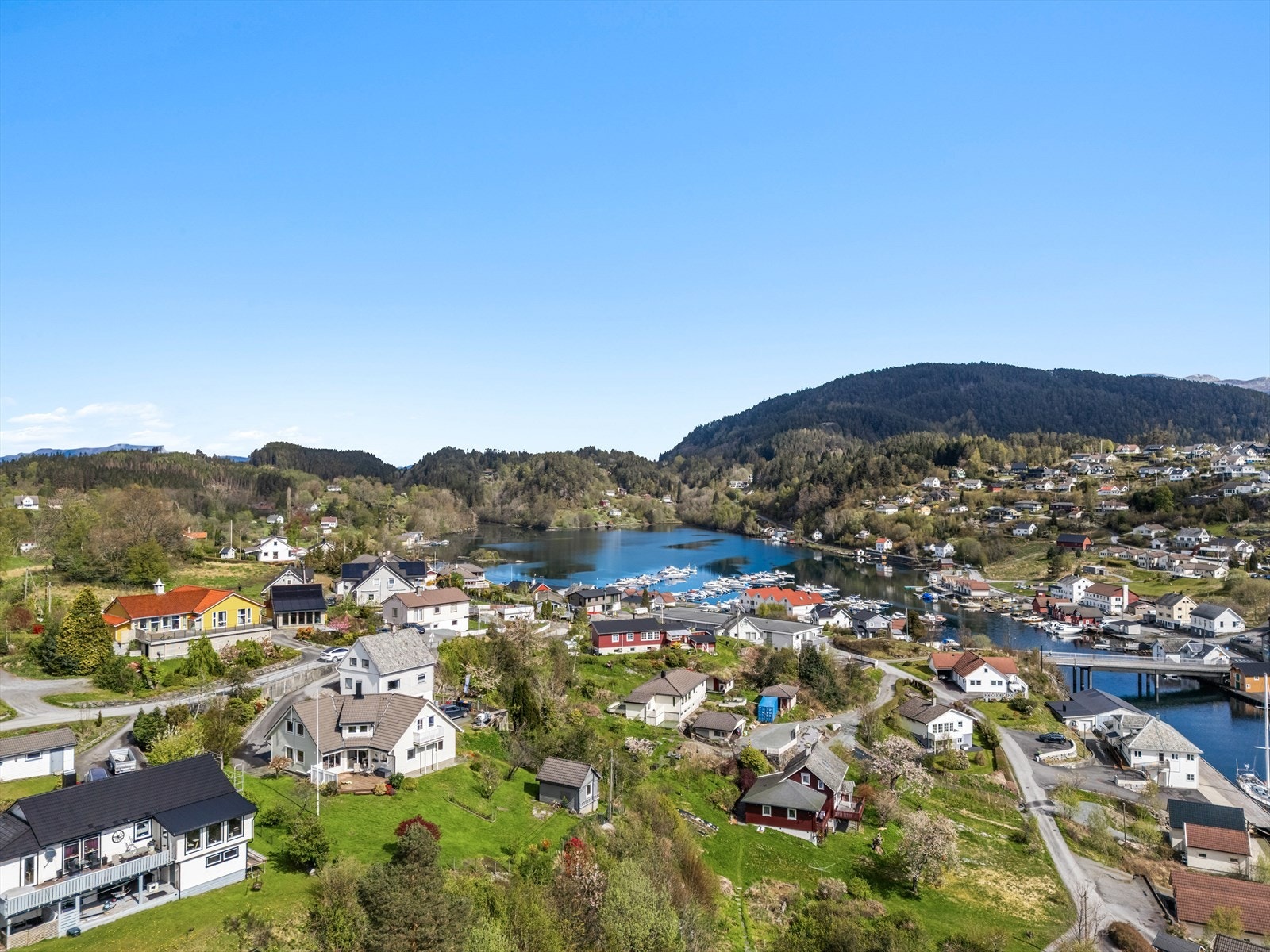 Fra eiendommen er det kort vei til Husnes sentrum med storsenter og de fleste servicetilbud. Galleribilde