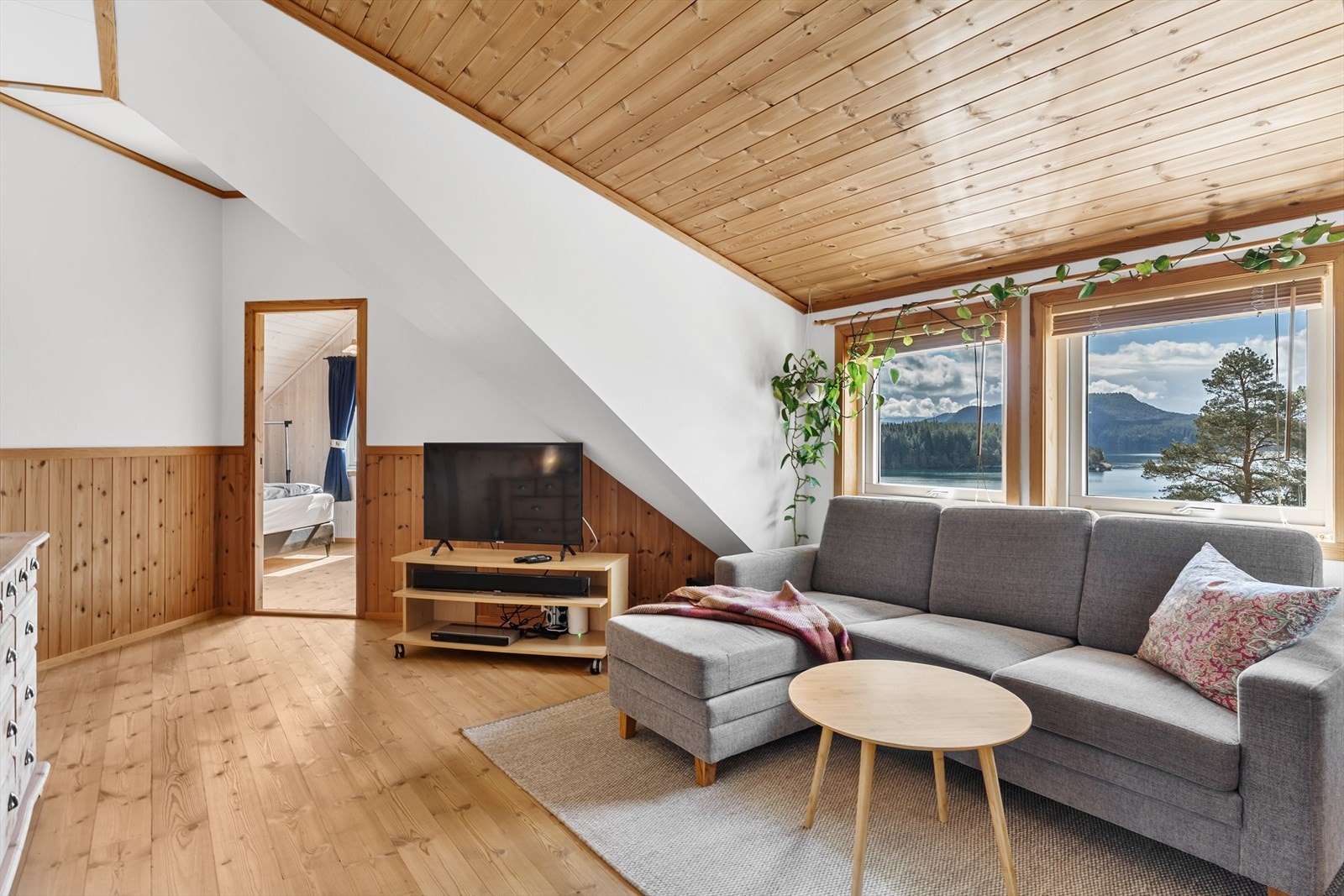 Loftstuen fungerer som et ekstra oppholdsrom og knutepunkt for soverommene. Galleribilde