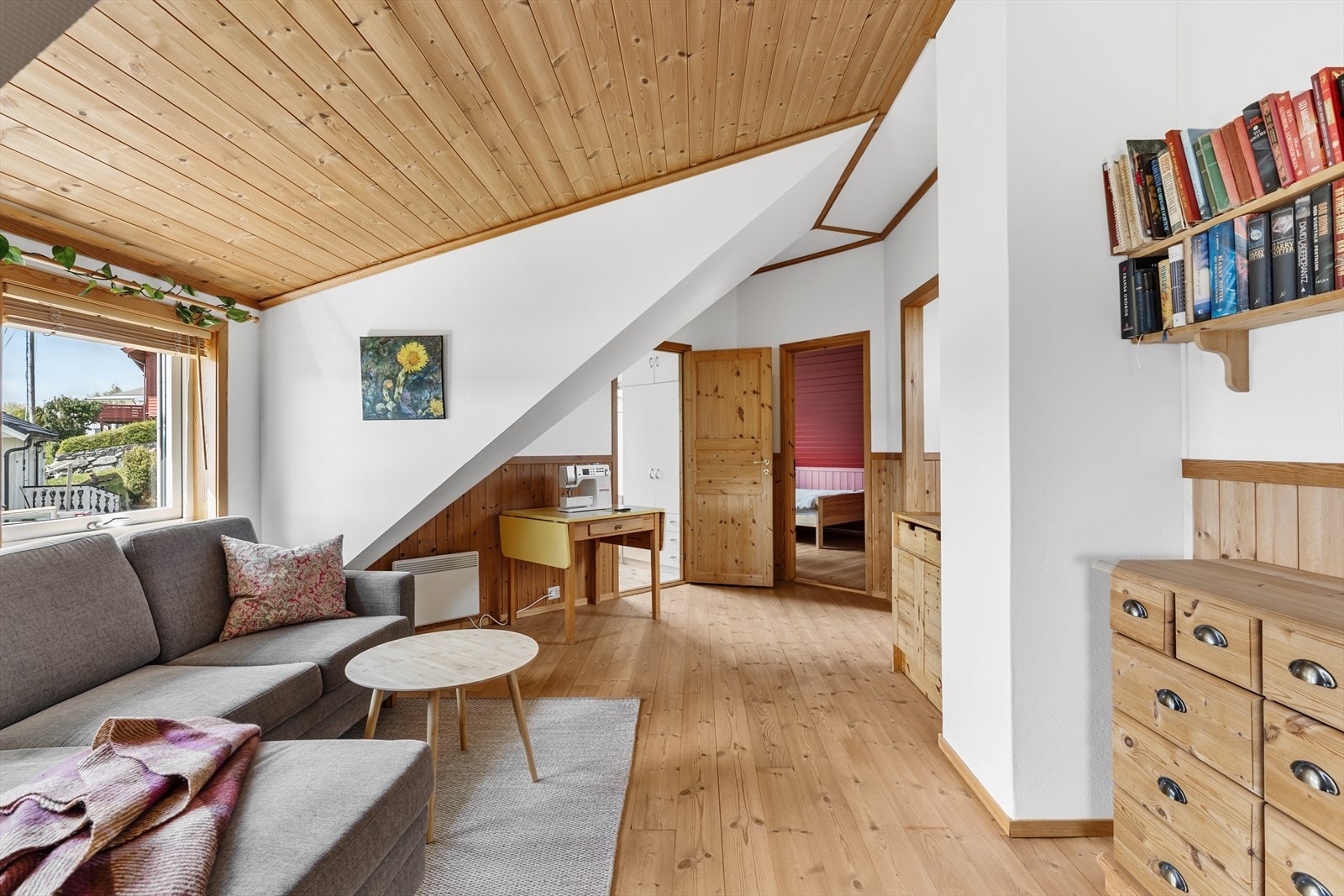 Loftstuen har furugulv, og en kombinasjon av panel og malte flater på veggene. Galleribilde