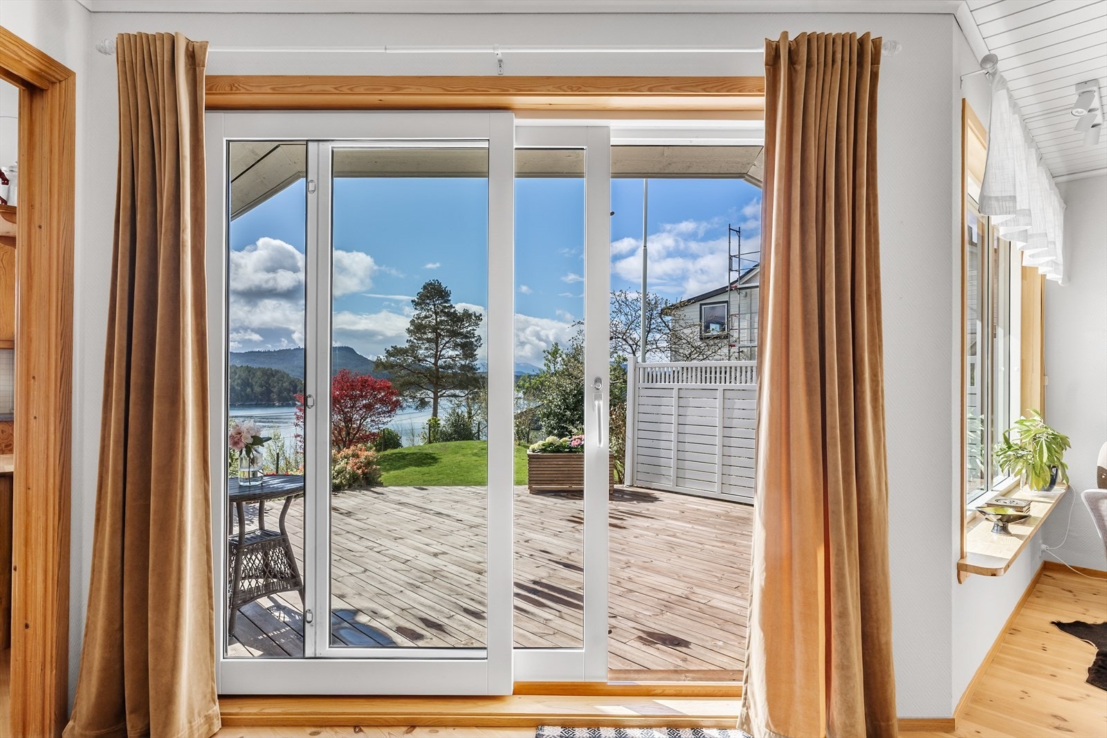 Balkongdøren fra stuen ble skiftet i 2012 og åpner opp mot terrassen og hagen. Galleribilde