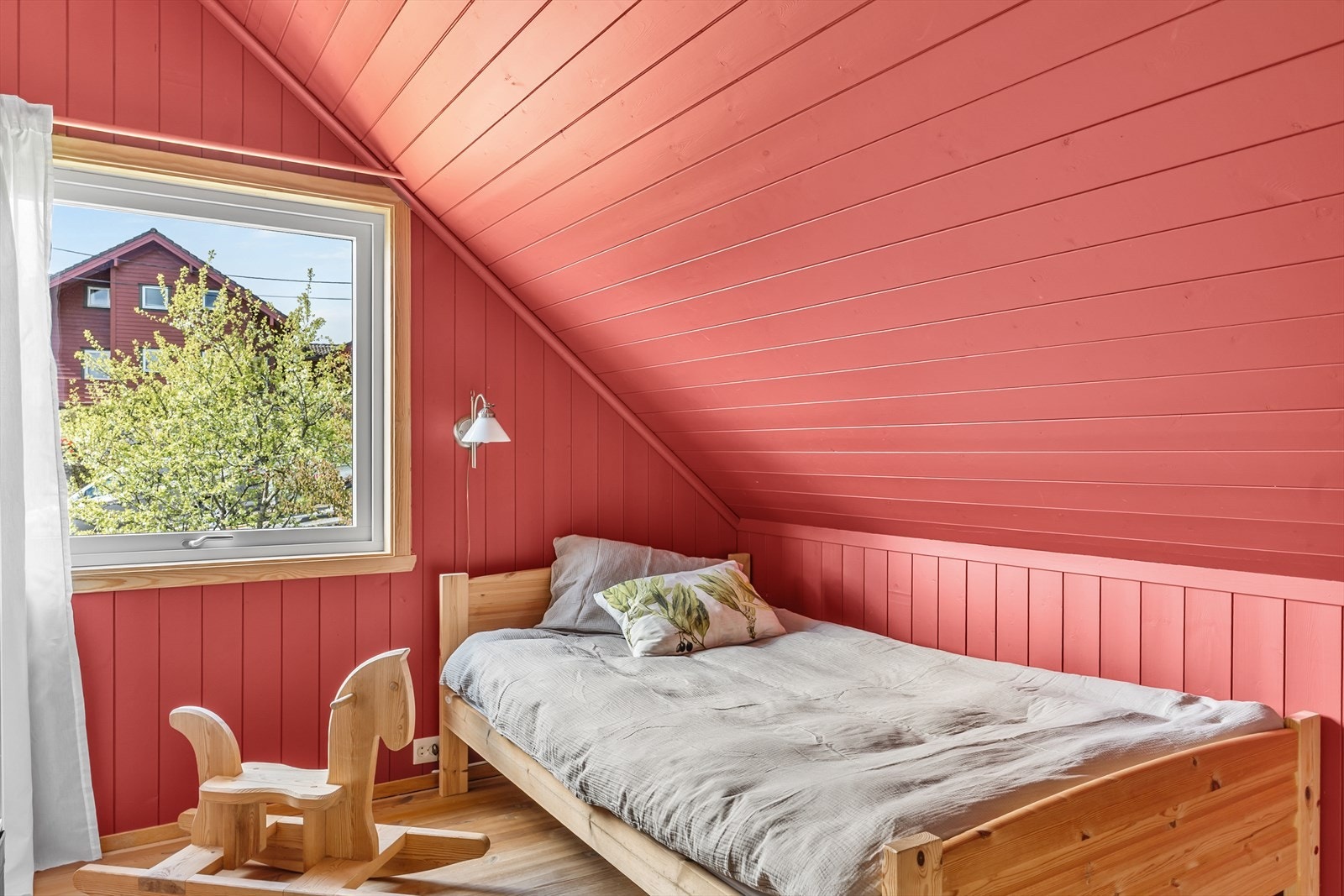 Soverom med malt panel på vegger og tak, og furugulv. Galleribilde