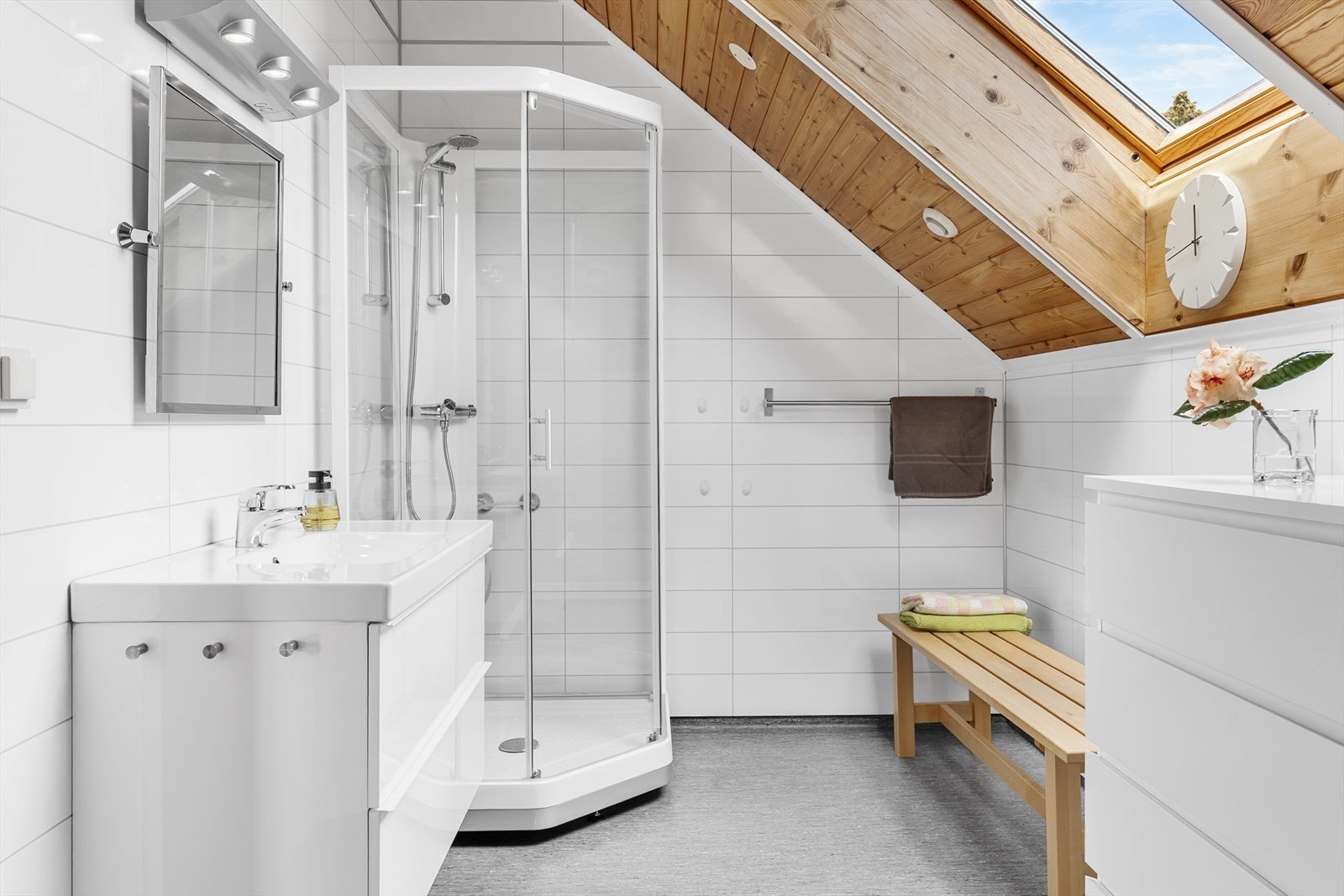 Badet på loftet har baderomsplater fra 2013, dusjkabinett og takvindu. Galleribilde