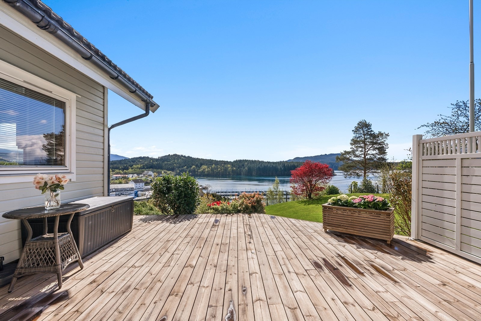 Uteplassen er et flott sted å nyte utsikten og omgivelsene. Galleribilde
