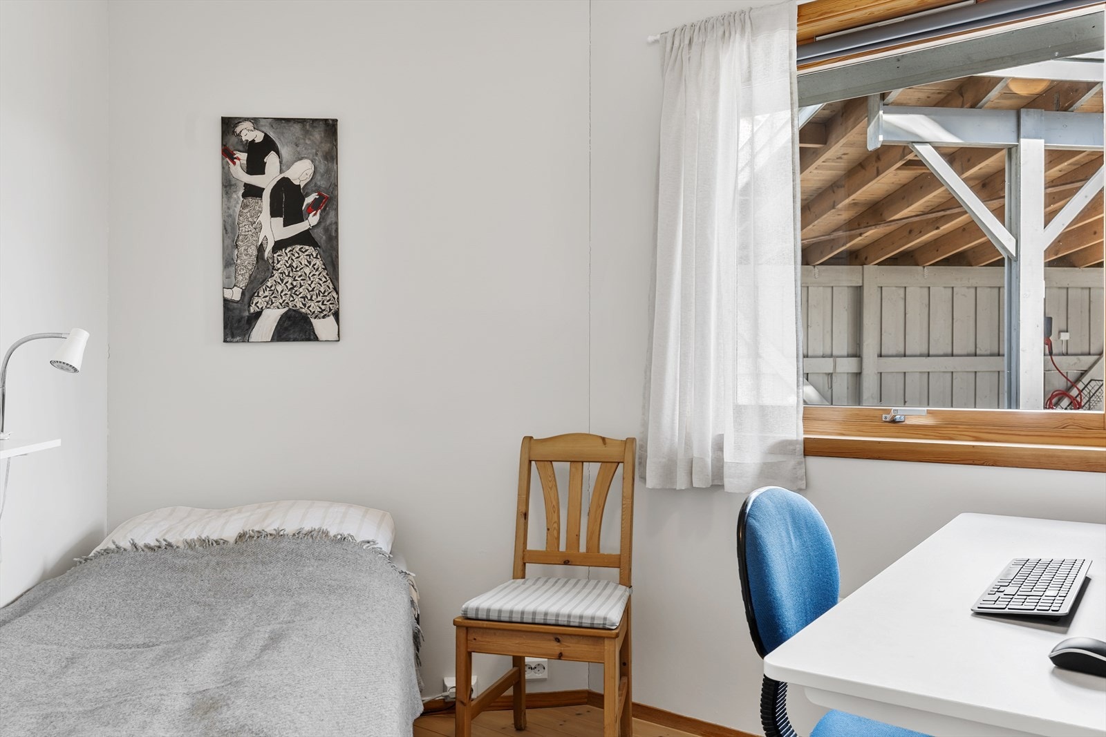 Arbeidsrom i første etasje med malte overflater og skyvedør. (Ikke godkjent soverom) Galleribilde