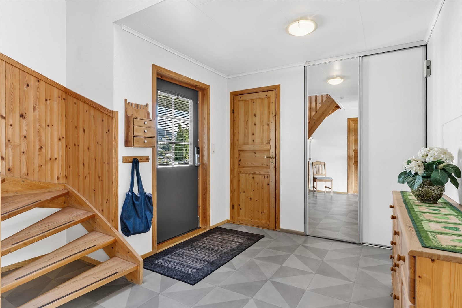 Hallen har gulv med varmekabler, lagt i 2015, og en romslig skyvedørsgarderobe for oppbevaring. Galleribilde