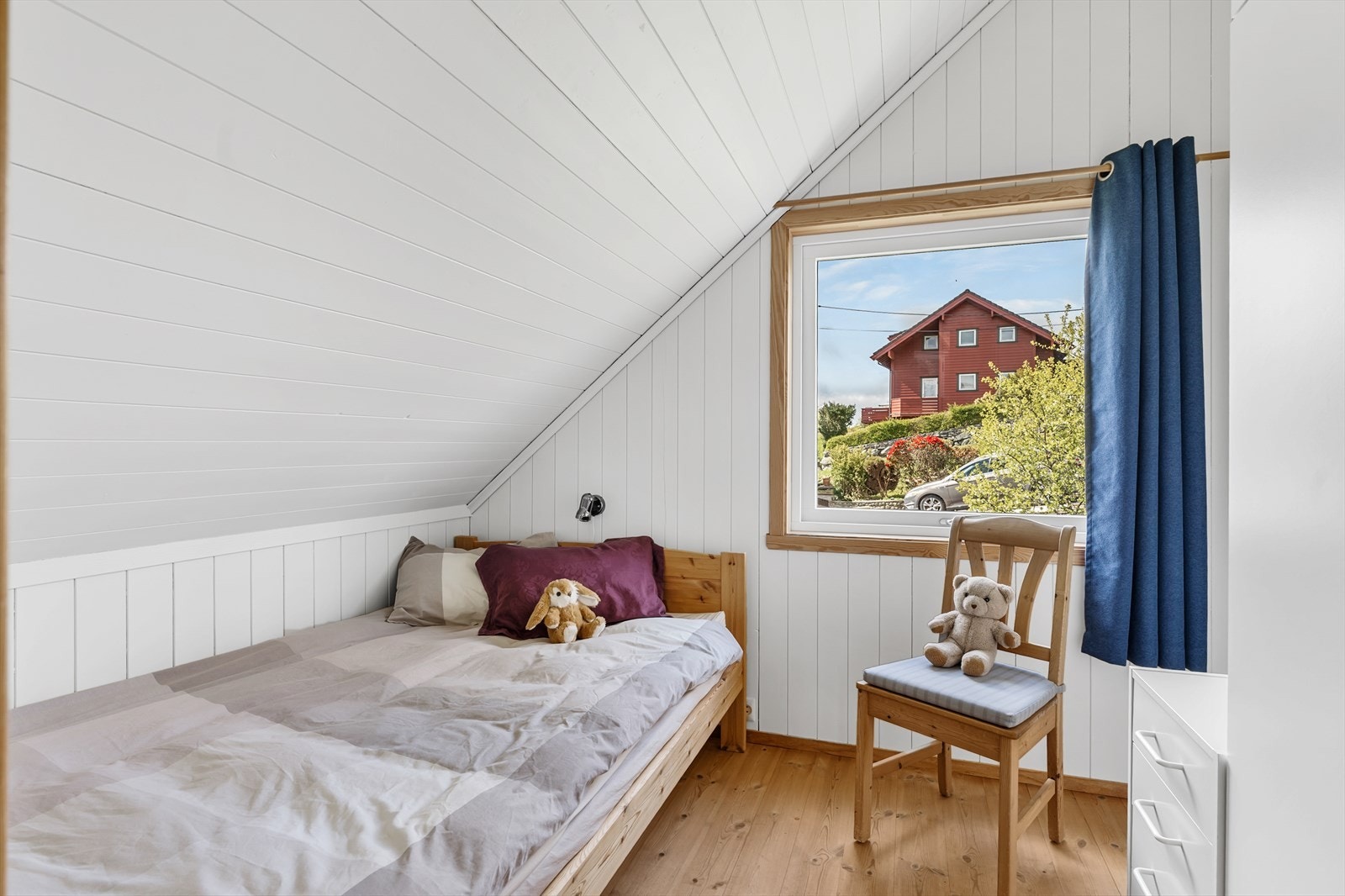 Ett av soverommene på loftet. Vinduene her ble skiftet i 2021. Galleribilde