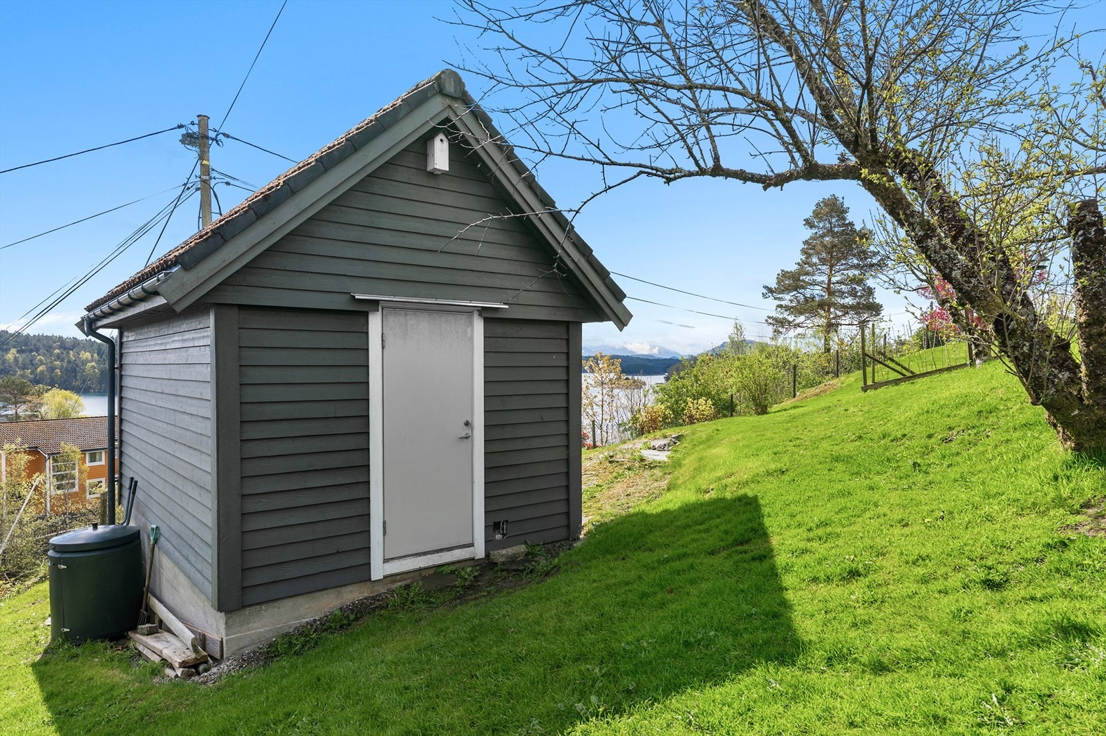 Eiendommen inkluderer et uthus på 13 m² for ekstra lagring, oppført i 1996. Galleribilde