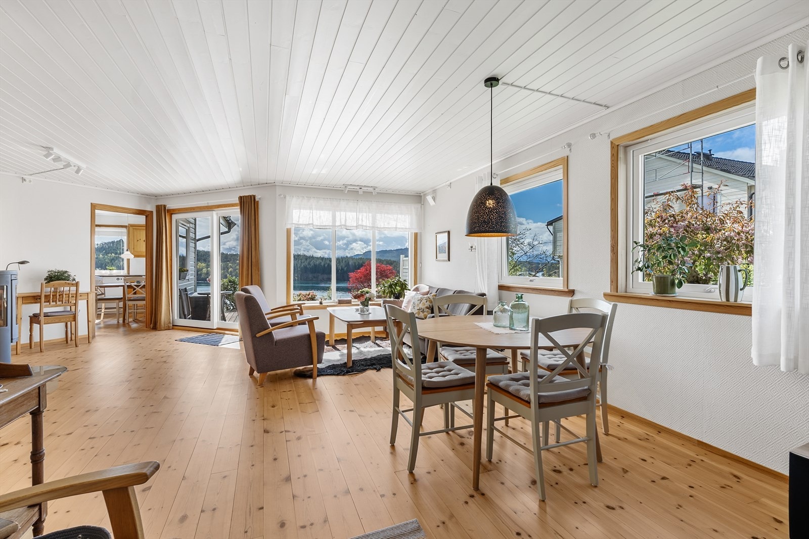 Stuen er romslig med plass til flere sittegrupper og har gjennomgående furugulv. Galleribilde