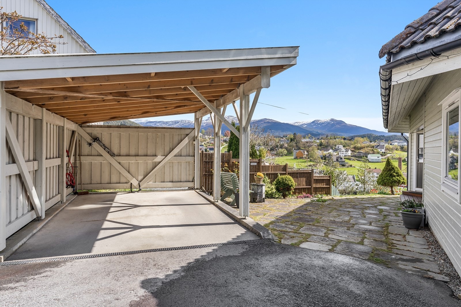 Carport m/ elbil lader med støpt gulv og asfaltert nedkjørsel. Galleribilde