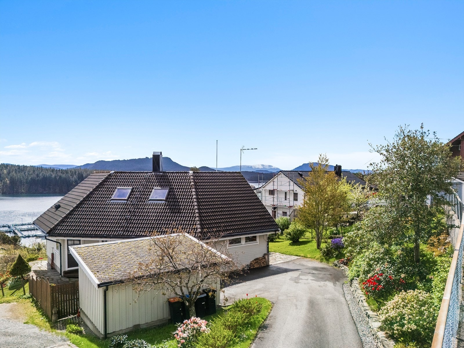 Taket er tekket med betongtakstein. Galleribilde