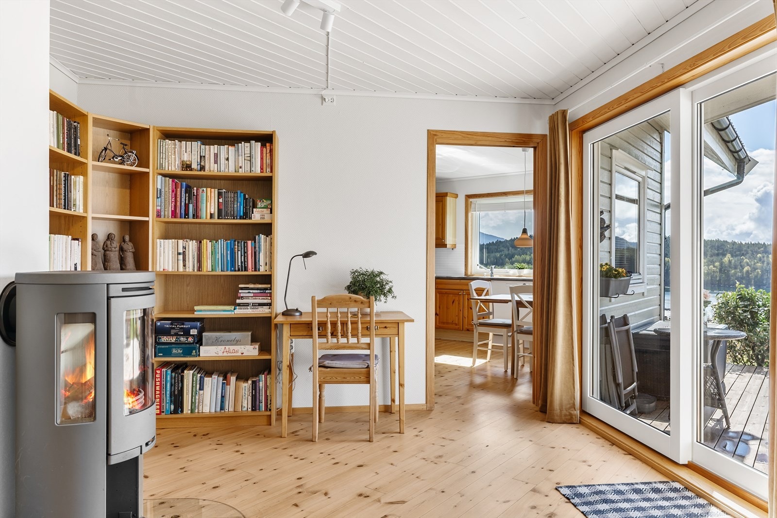 Fra stuen er det direkte utgang til en stor terrasse, bygget i 2016. Galleribilde
