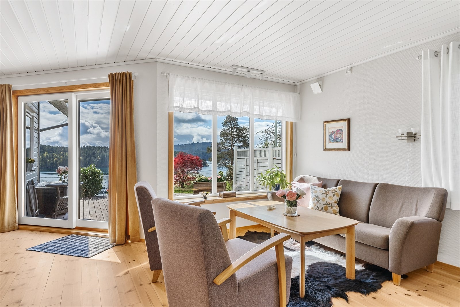 Store vindusflater slipper inn rikelig med lys og rammer inn utsikten mot sjøen. Galleribilde
