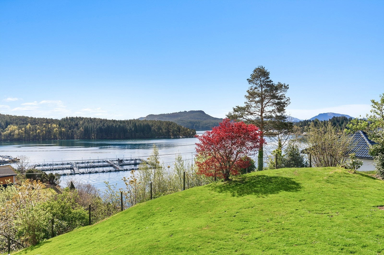 Enebolig med en høy og fri beliggenhet på Sunde, med flott utsikt over sjøen. Galleribilde