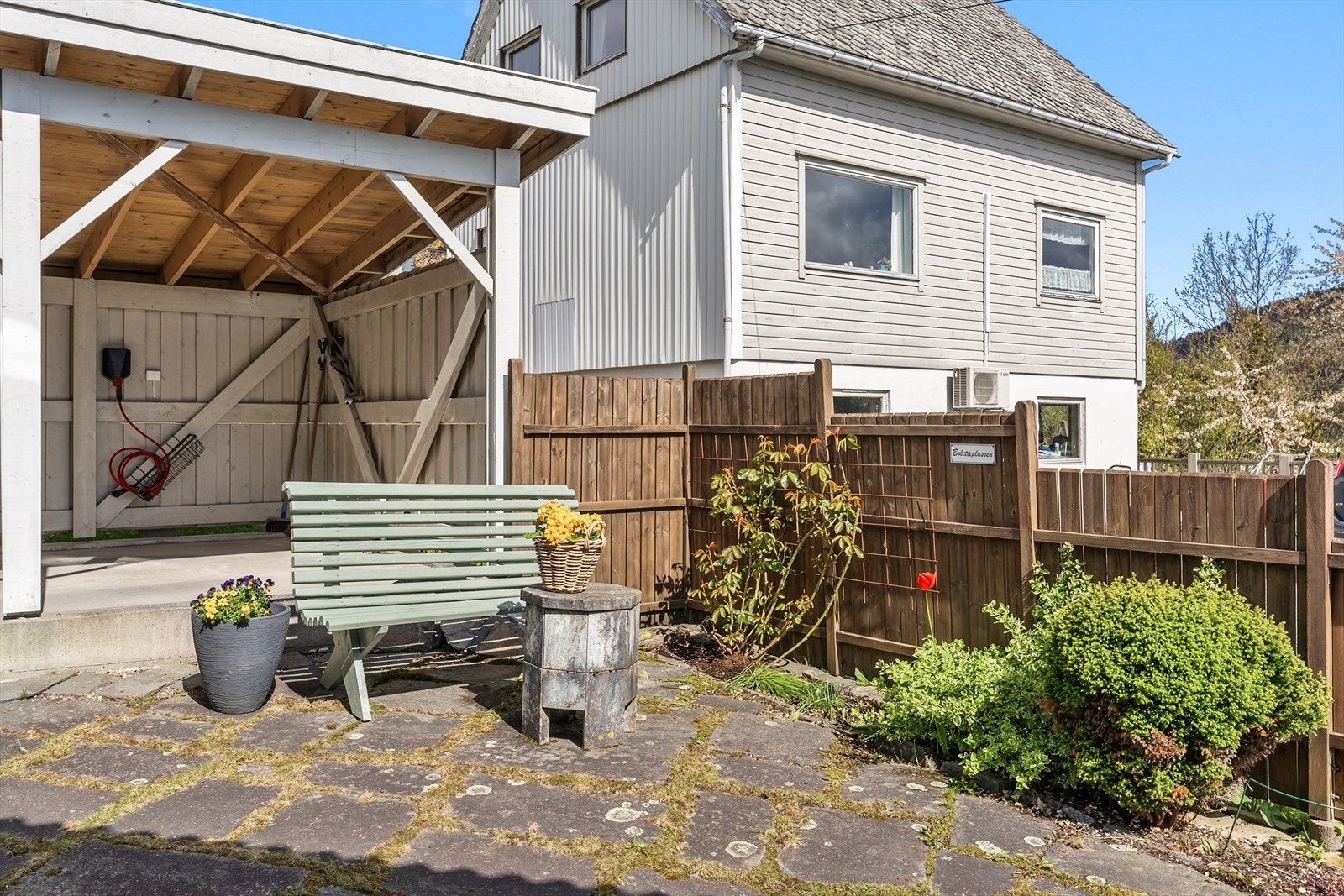 Det er installert elbillader i carporten fra 2021. Galleribilde