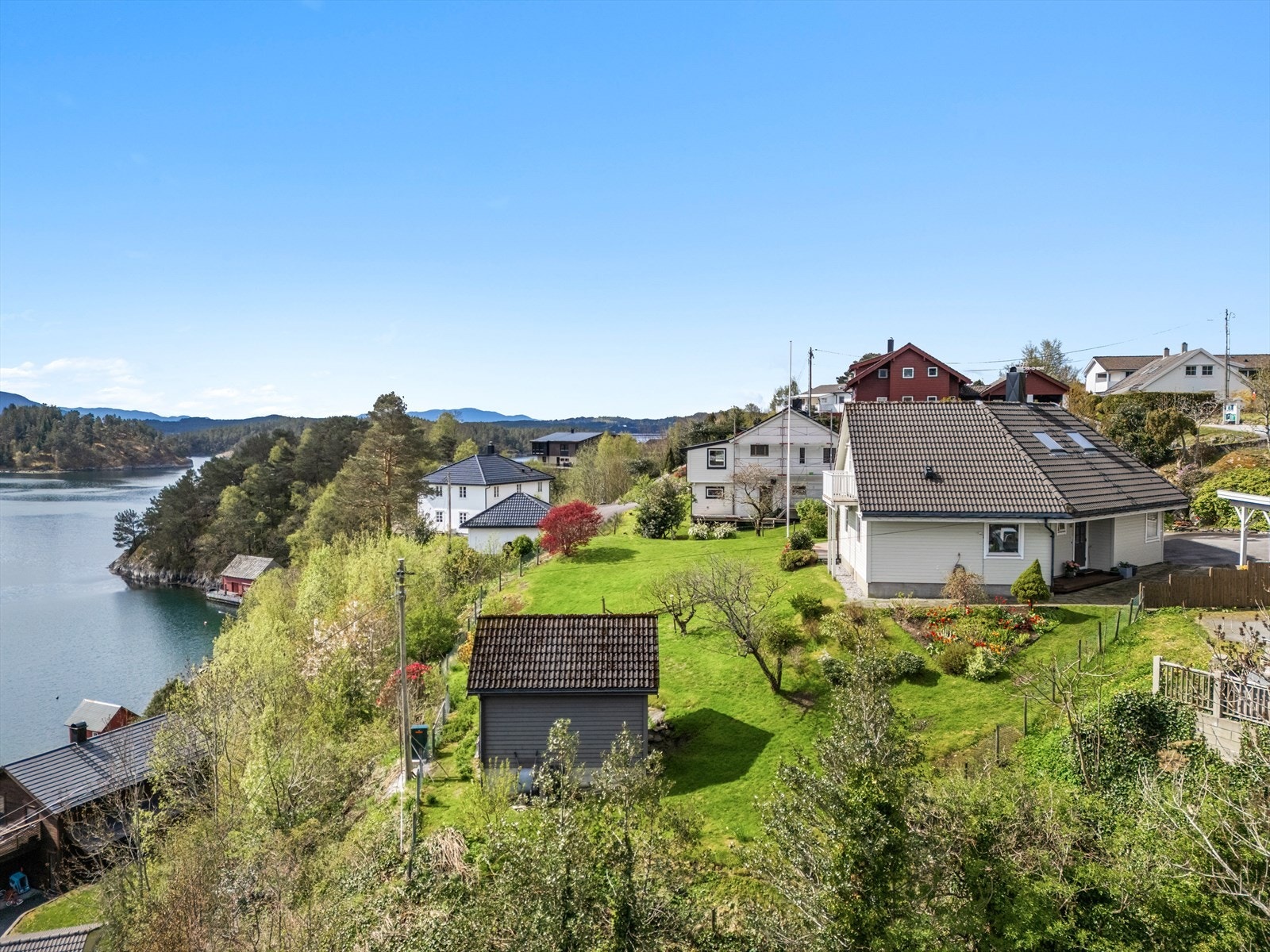 En velholdt enebolig med en spennende vinkelkonstruksjon, oppført i 1988. Galleribilde