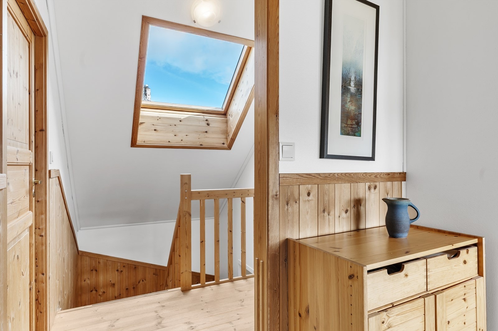 Trapperommet til loftsetasjen har et takvindu som gir godt med dagslys. Galleribilde
