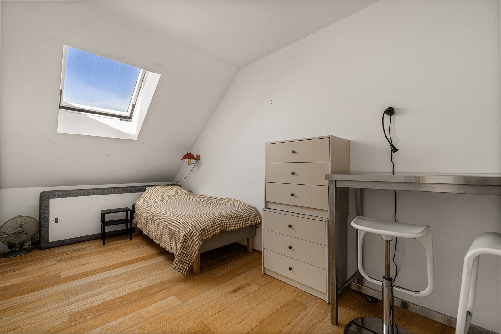 Leiligheten har 3 soverom i loftsetasjen + kontor i hovedetasjen. Galleribilde
