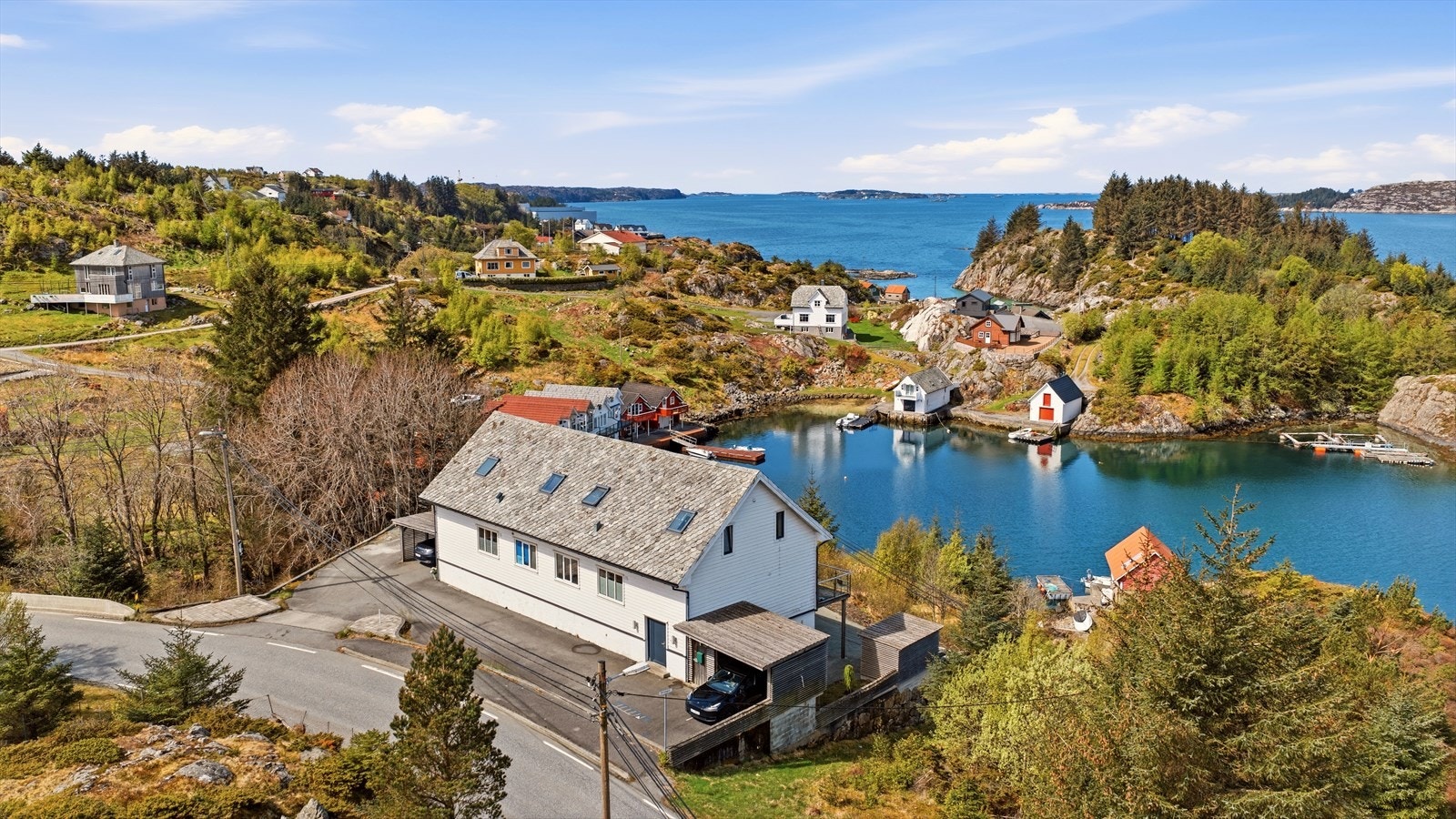 En flott eierseksjonsleilighet med naturskjønn plassering i Veivågen på Selbjørn. Galleribilde