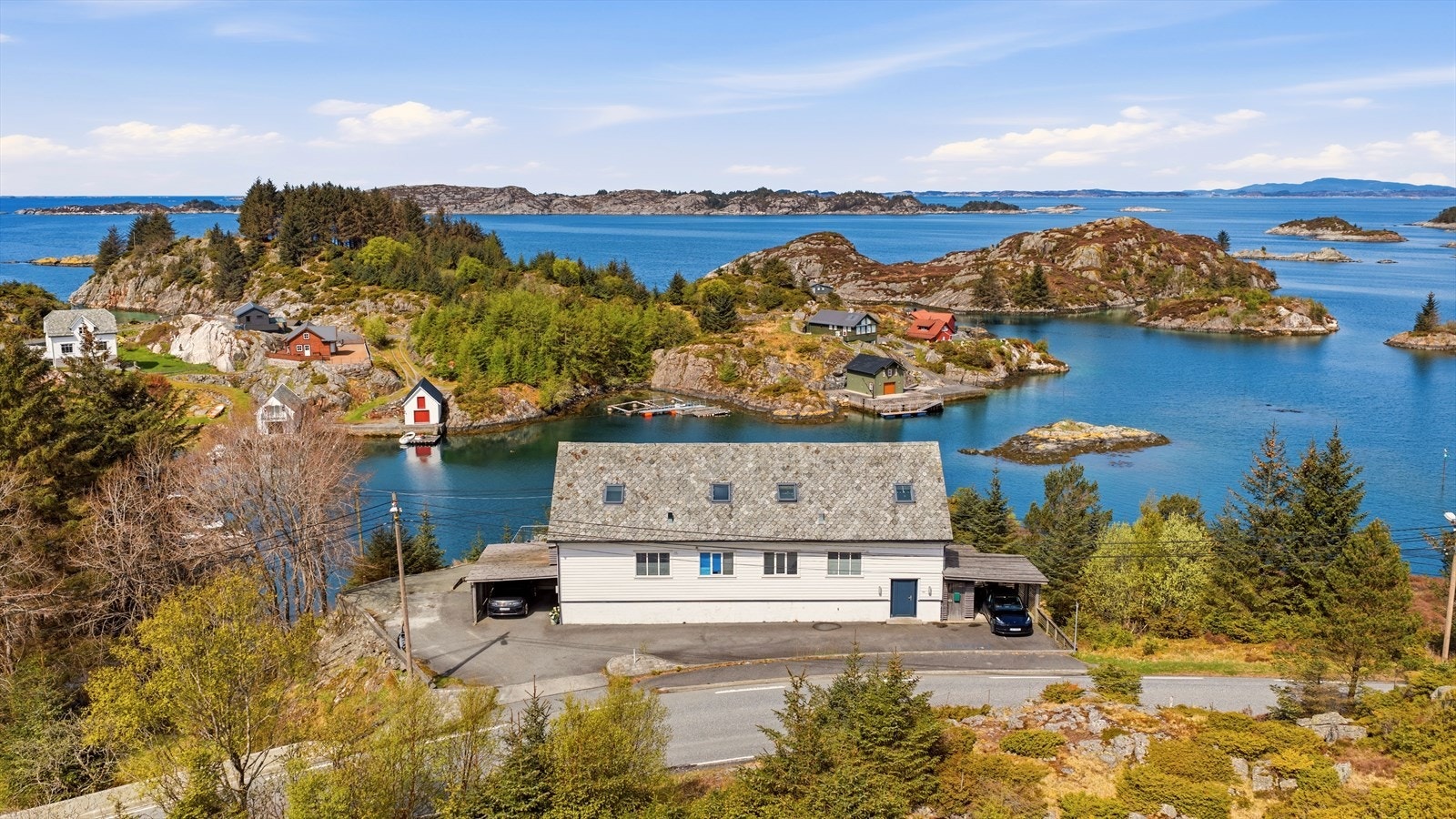 Fra eiendommen er det knappe 4-5min kjøretid inn til Bekkjarvik. Galleribilde