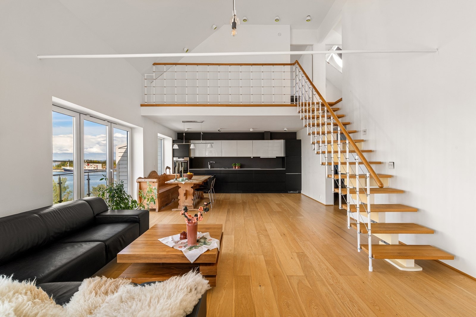 Velkommen inn i lys og trivelig stue! Stuen er av god størrelse, og byr på god plass til både sofa, spisegruppe og øvrig ønsket møblement. Galleribilde