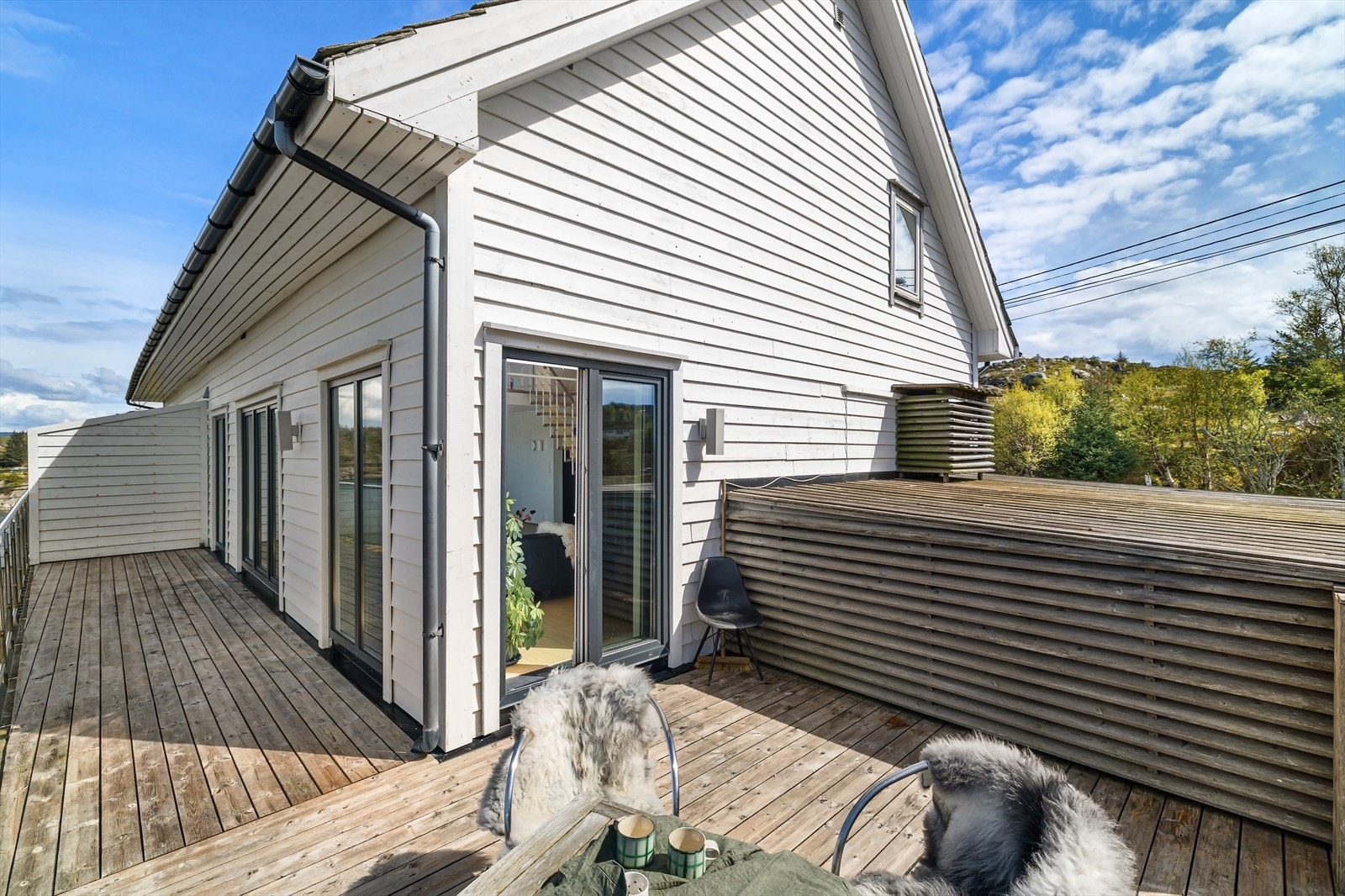 Huset er nordvestvendt, og man har på verandaen gode solforhold. Galleribilde