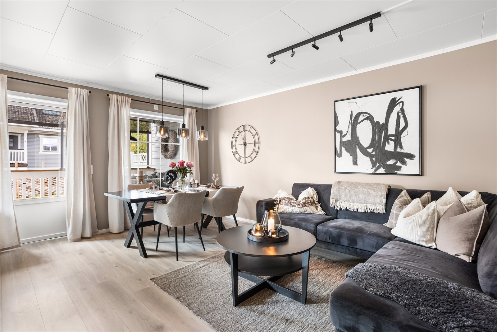 Stuen har god plass til en romslig sofagruppe, mediemøbler og spisebord. Galleribilde