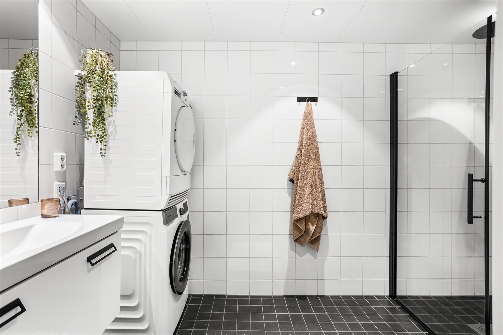 Delikat bad med flislagte overflater, vannbåren gulvvarme og downlights. Galleribilde