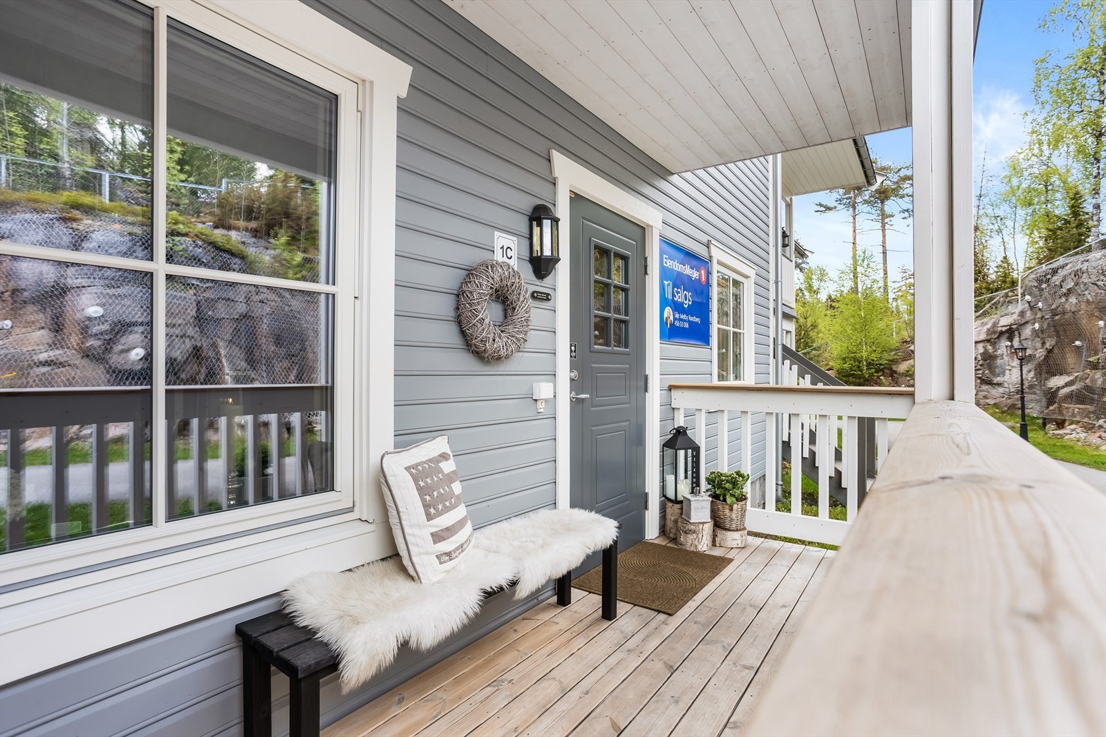 Inngangspartiet har en flott terrasse på 7,6 m² med plass til en liten sittegruppe. Galleribilde