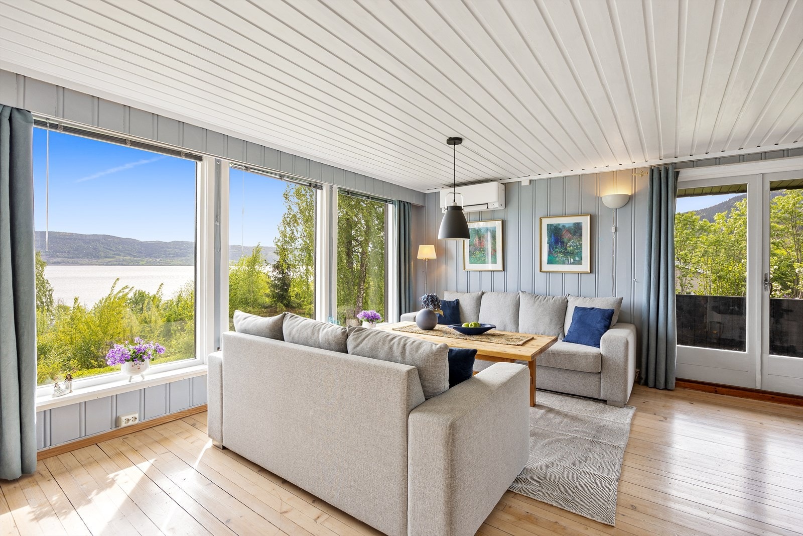 Fra stuen er det utgang til terrasse og det er tilgang til peisovn. Galleribilde