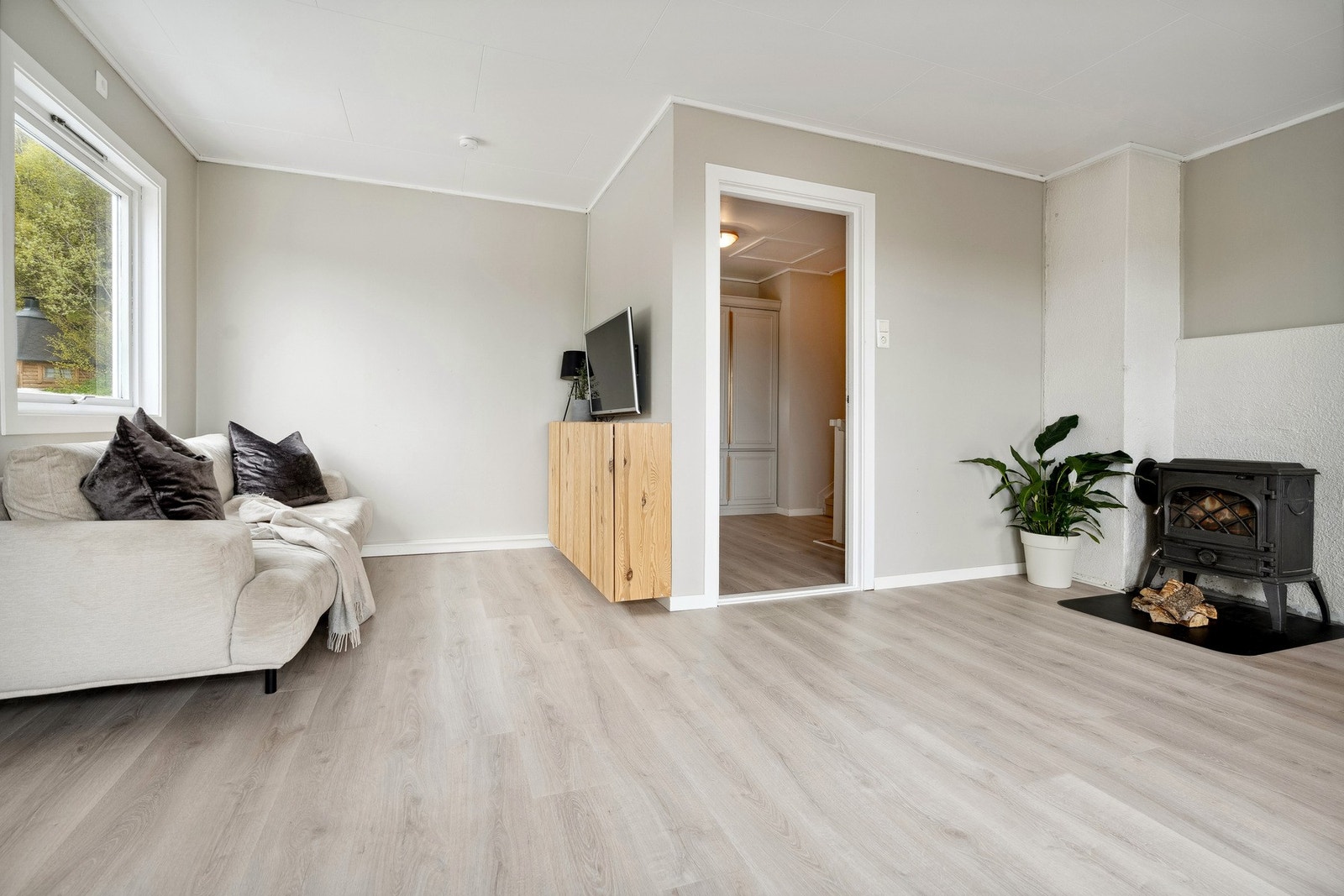 Stuen i andre etasje har en åpen løsning mot kjøkkenet, med plass til både sofagruppe og spisebord. Galleribilde