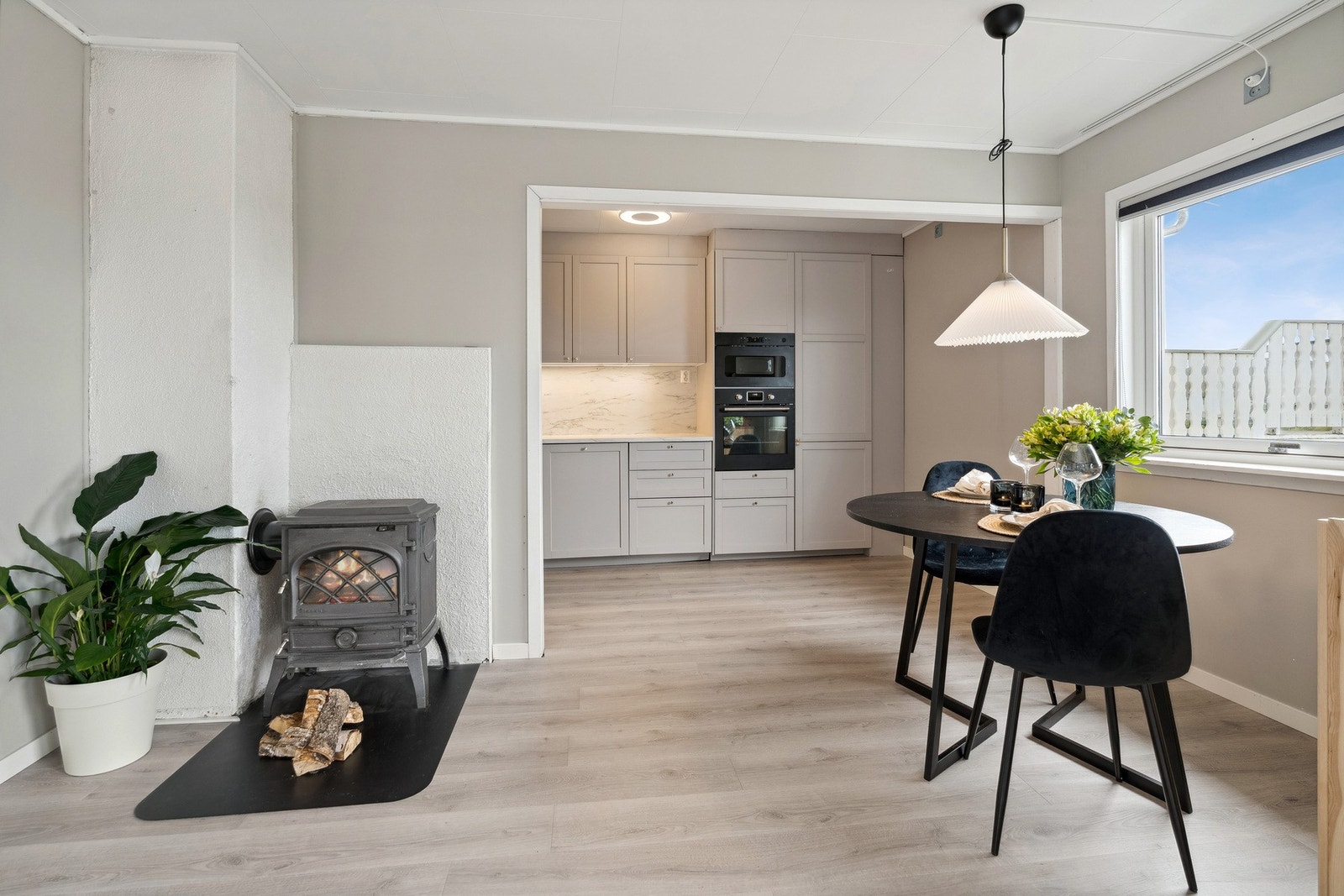 I tilknytning til kjøkkenet er det en naturlig plass for en spisegruppe. Galleribilde