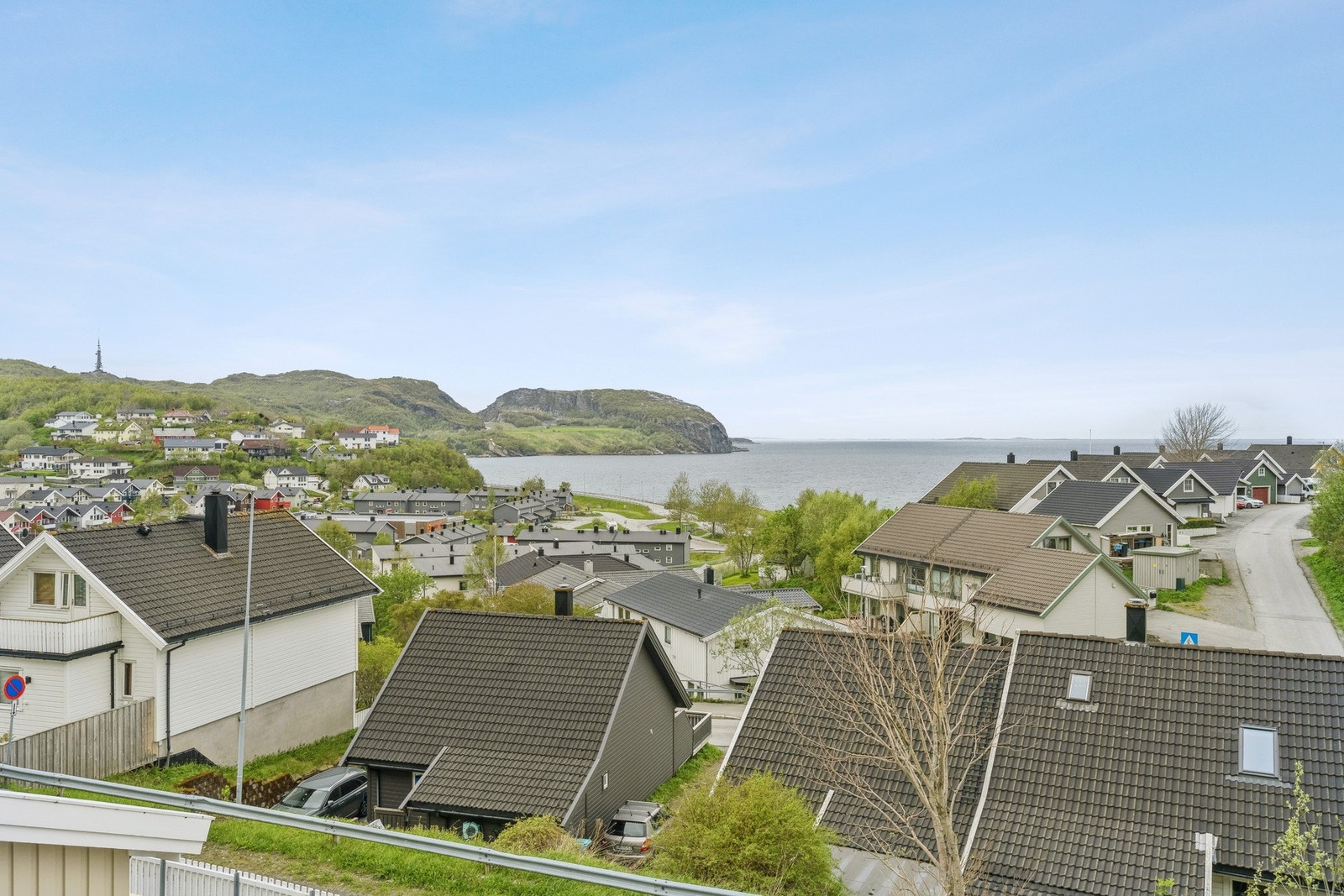 Fra eiendommen er det kort vei til Løpsmark skole (1-10 trinn) og gode turmuligheter i skog og mark. Galleribilde