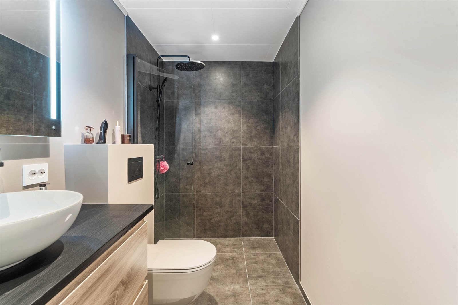 Badet er modernisert i 2025 med fliser, varmekabler og vegghengt toalett. Galleribilde