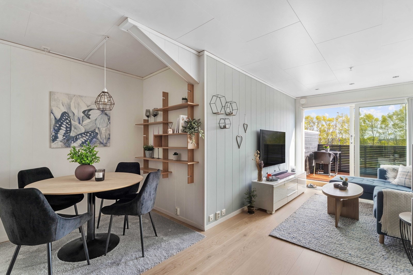 Det er også plass til spisebordsmøbler Galleribilde