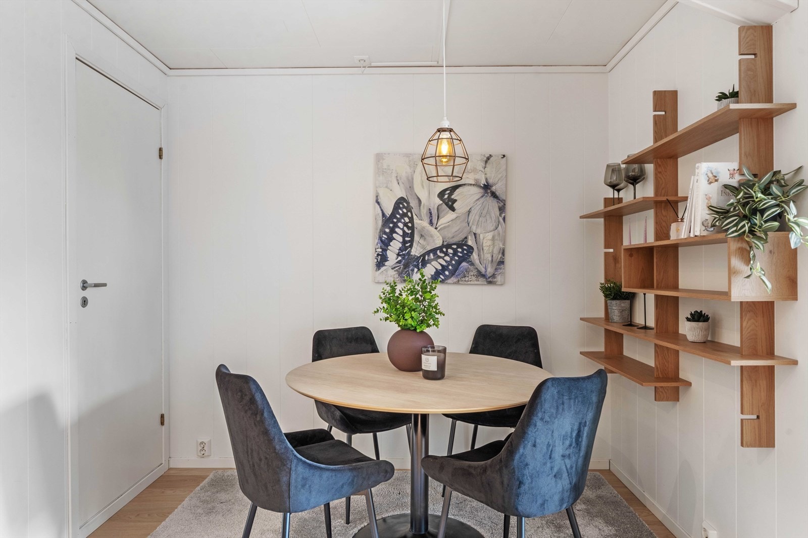 Den åpne planløsningen gir rom for en egen spiseplass i tilknytning til kjøkkenet. Galleribilde