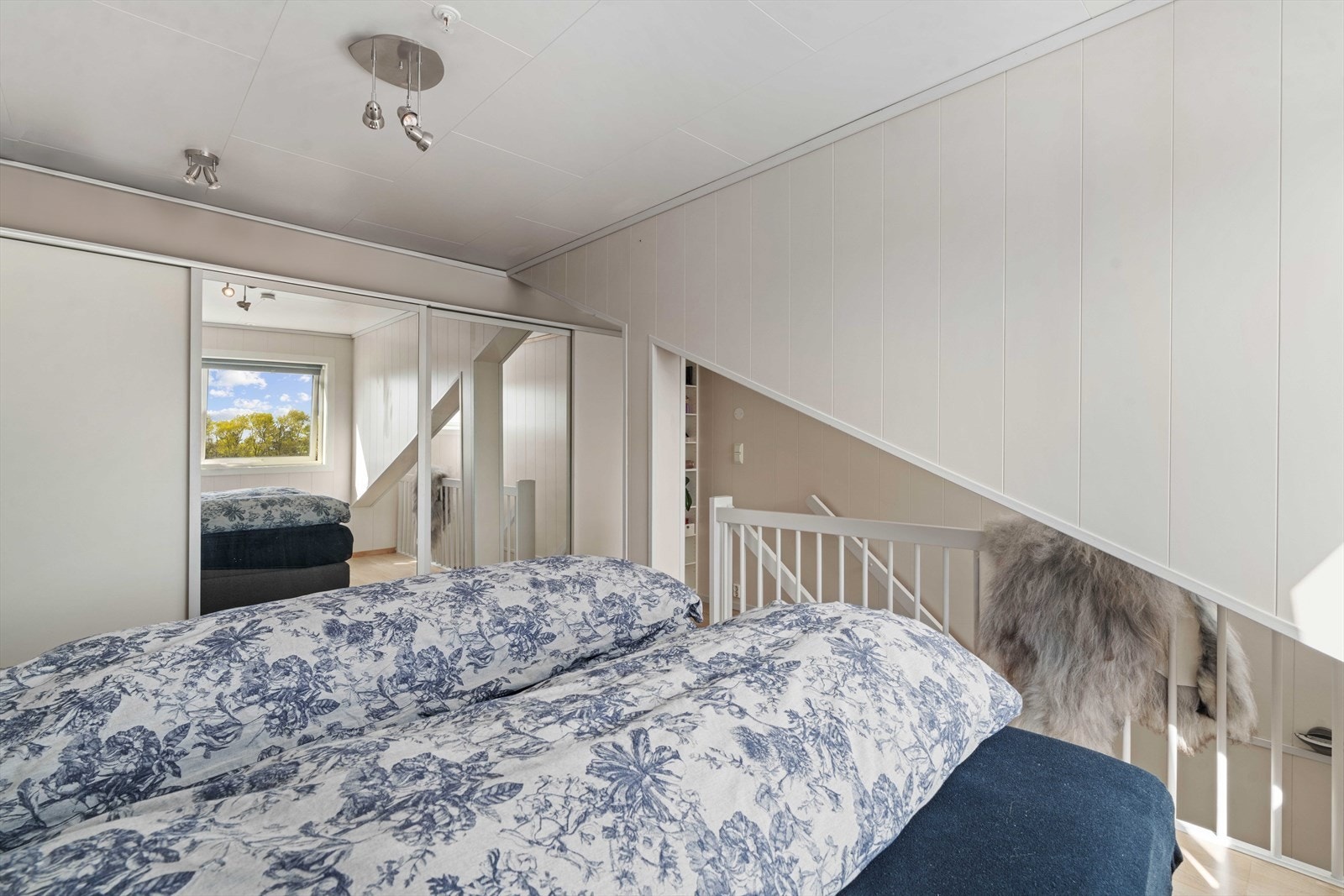 God oppbevaring i skyvedørsgarderobe Galleribilde