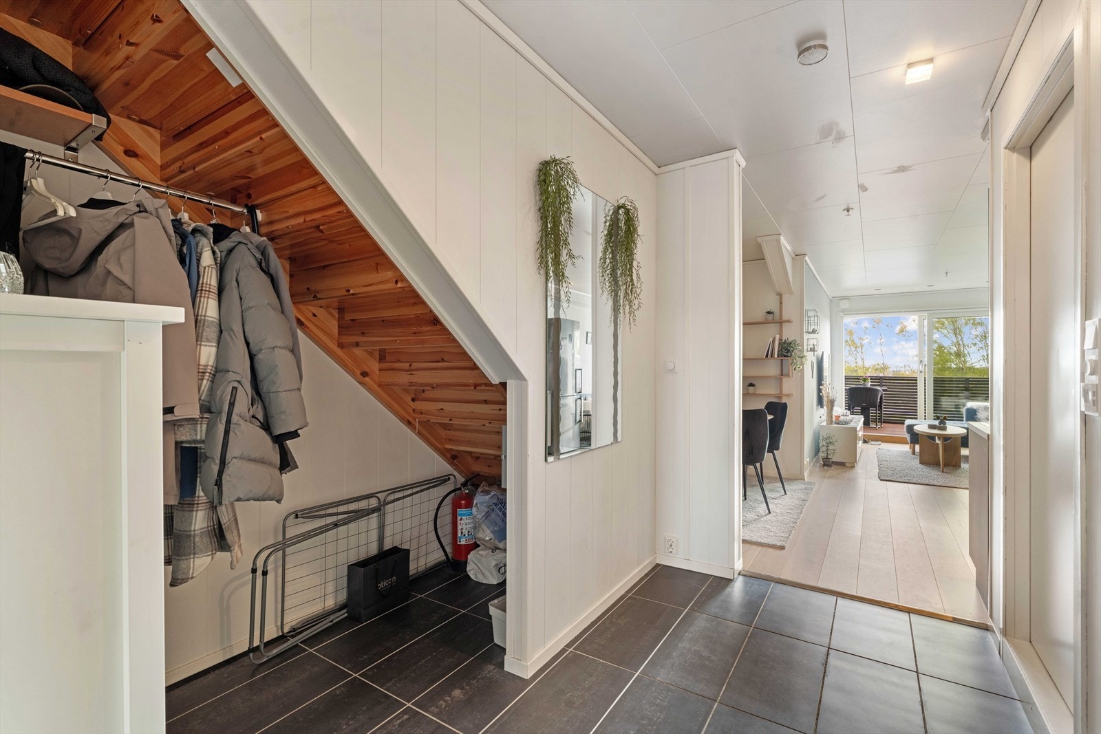 God plass til garderobeløsning under trappen. Galleribilde