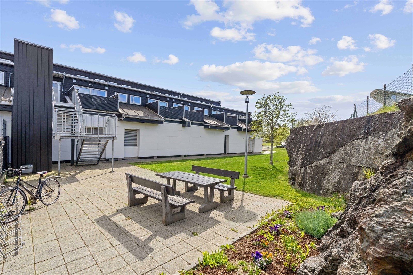Felles uteområde med sittegrupper for beboerne i Sameiet Grødemparken. Galleribilde